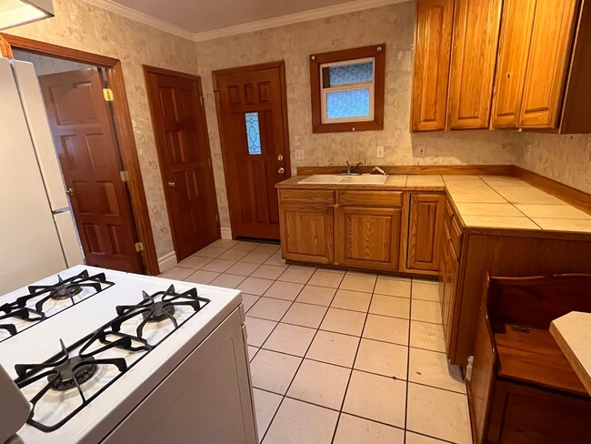 Building Photo - Cozy 2 Bedroom Home Nestled Between Greenlake and the Woodland Park Zoo