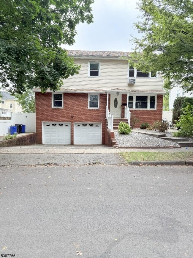 Primary Photo - 134 Oak St
