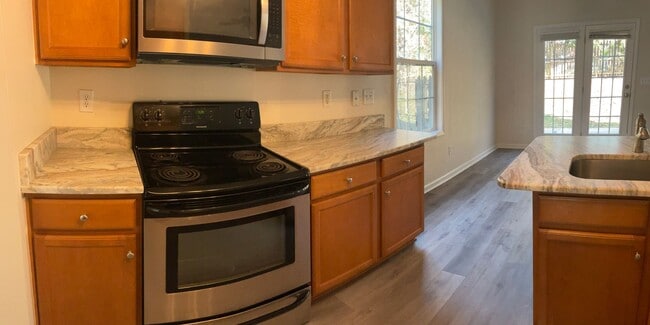 Building Photo - Quiet Neighborhood- Large family living!