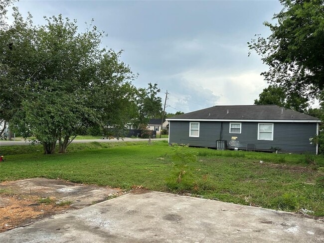 Building Photo - 5345 Higgins St