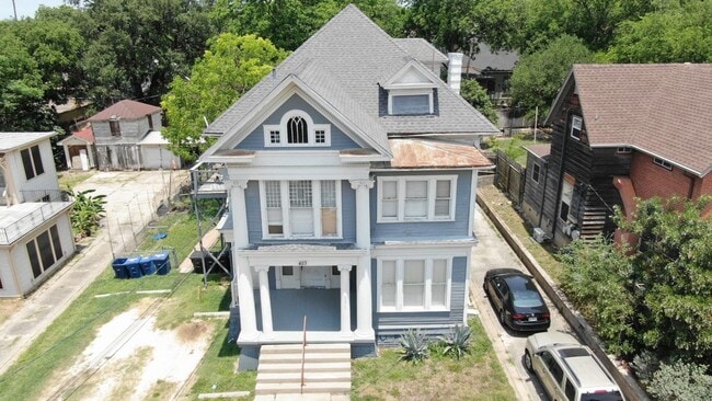 Building Photo - 423 W Woodlawn Ave