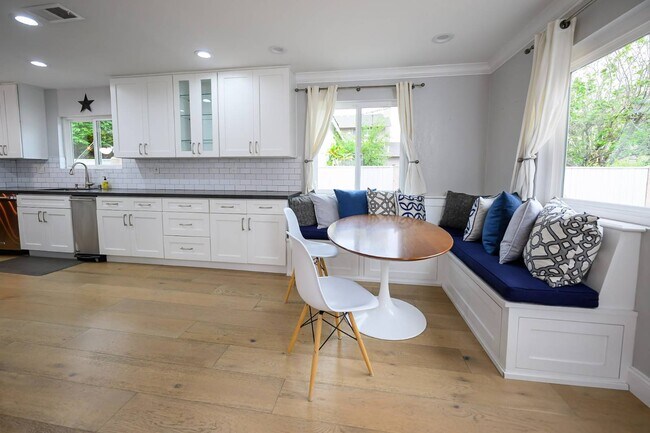 Building Photo - 2107 Dufour Ave