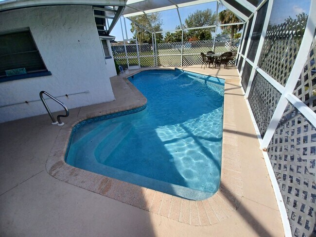 Building Photo - 2BR/2BA Pool Home in South Venice