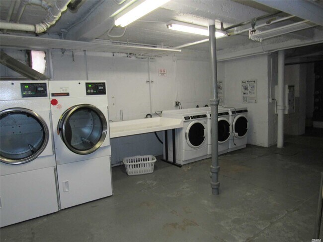 Building Photo - 111-45 76th Dr