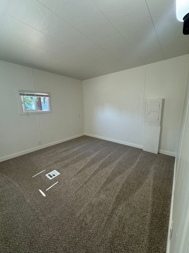 Building Photo - 2 Bedroom 1 Bathroom for rent 675 Square feet