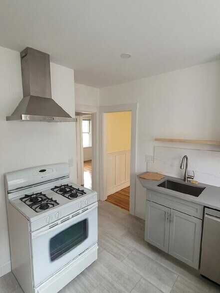 Kitchen - 62 Oxford Ave