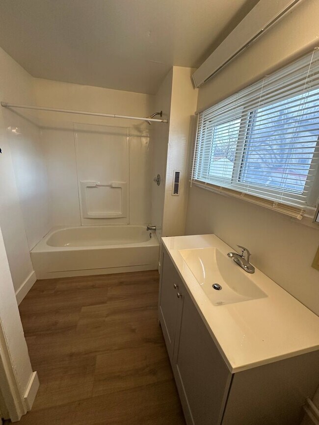 Building Photo - 520 7th Ave