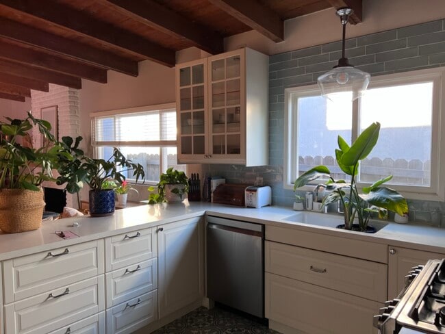 Building Photo - 3200 Oak Ave