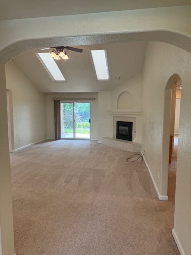 Building Photo - Home in Country Heights Subdivision Area w...