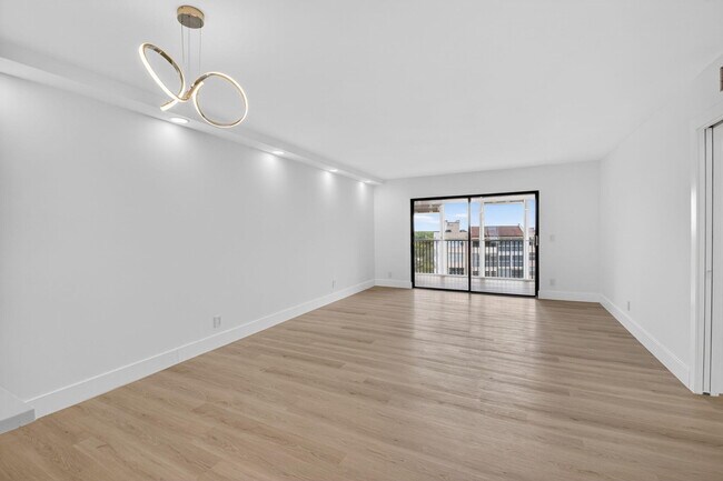 Building Photo - 14475 Strathmore Ln
