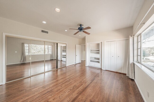 Building Photo - 2-bedroom, 2-bath condo located in the highly desirable Ridglea North neighborhood.