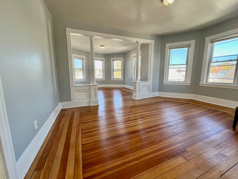 Primary Photo - 31 Holman St