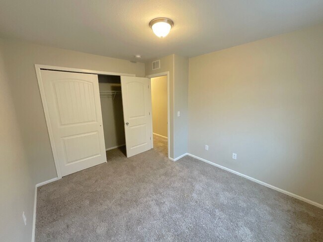 Building Photo - 3 Bedroom Townhome Available Near Barnes Rd & Peterson Rd!
