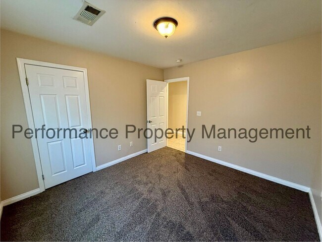 Building Photo - 624 Knotts St
