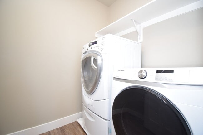 Building Photo - Charming 4 bed Sandy Home, with HOA in Fantastic Location!!!