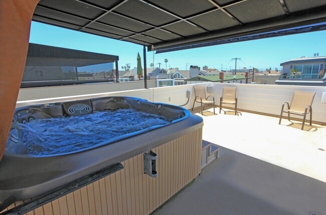 Building Photo - Upgraded 2 BD/ 2 BA on Newport Beach Penin...