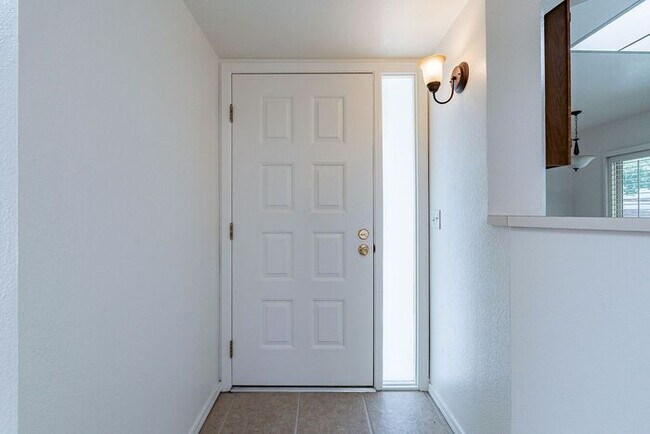 Building Photo - Pending/ Rented - Move-In Ready 2-Bed Tucs...