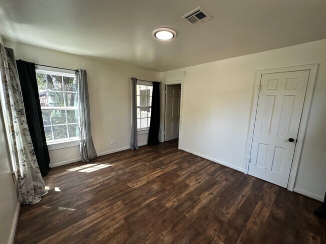 Building Photo - 3217 Cole Ave
