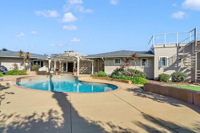 Building Photo - 5940 La Jolla Mesa Dr
