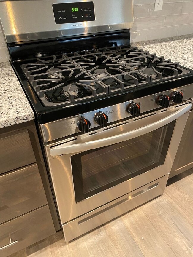 Building Photo - AVAILABLE NOW!!! 4BD/3BA - Pet friendly + Fenced Yard & Washer/Dryer Included - Great South Locat...