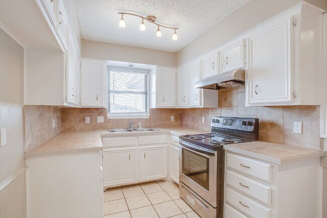 Building Photo - Fully updated 2/1.5/1 in Frenship!