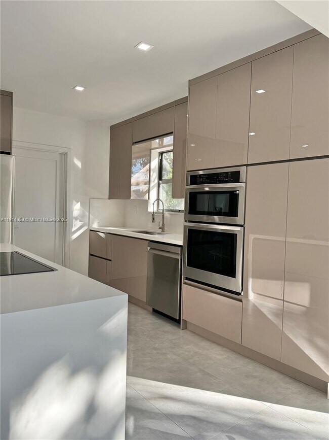 Building Photo - 12615 N Miami Ave