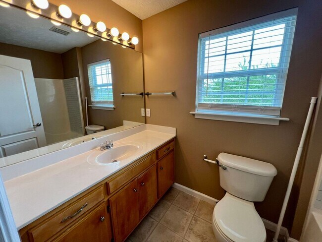 Building Photo - 3 Bedroom 2.5 Bath Home in Oxford Hall - South Murfreesboro *New Carpet*