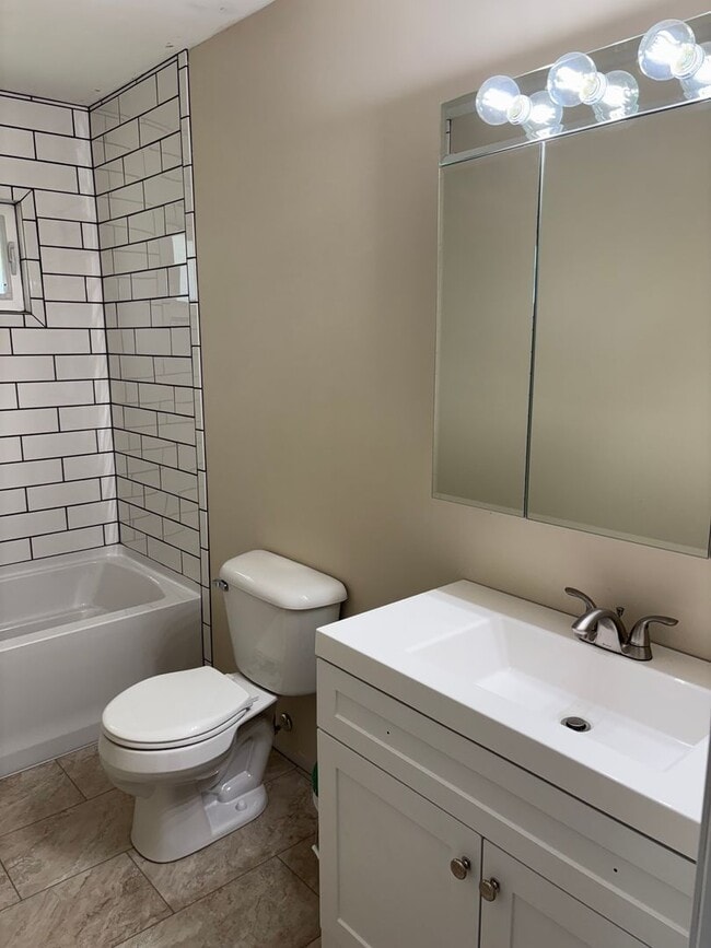 Building Photo - 3 Bedroom, 2 Bath Single Family Home in Cl...