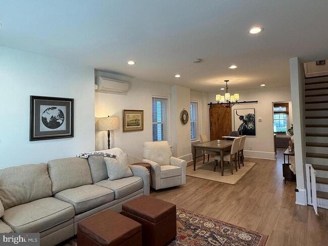 Building Photo - 810 E Elm St