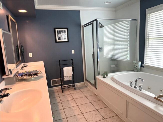 Building Photo - 92 N Country Club Dr