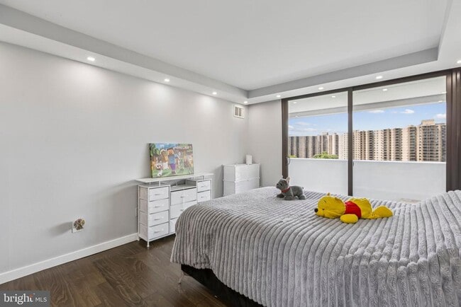 Building Photo - 6101 Edsall Rd