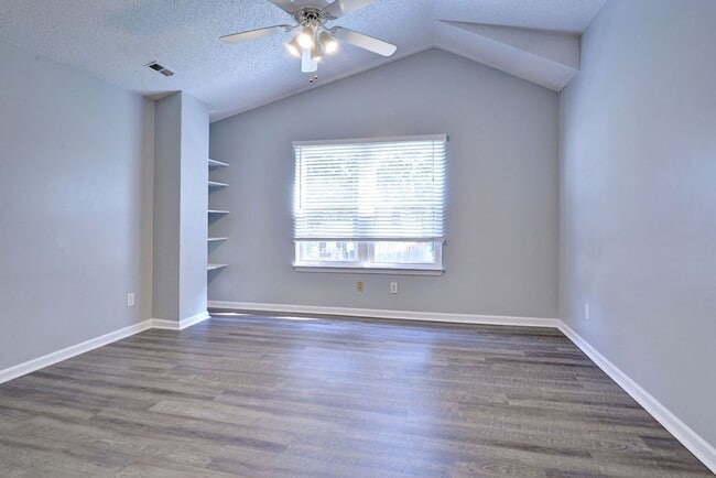 Building Photo - Well Maintained Coventry Home
