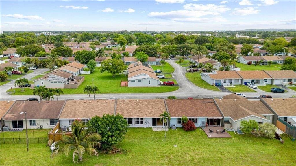 Building Photo - 5540 Lakewood Cir S