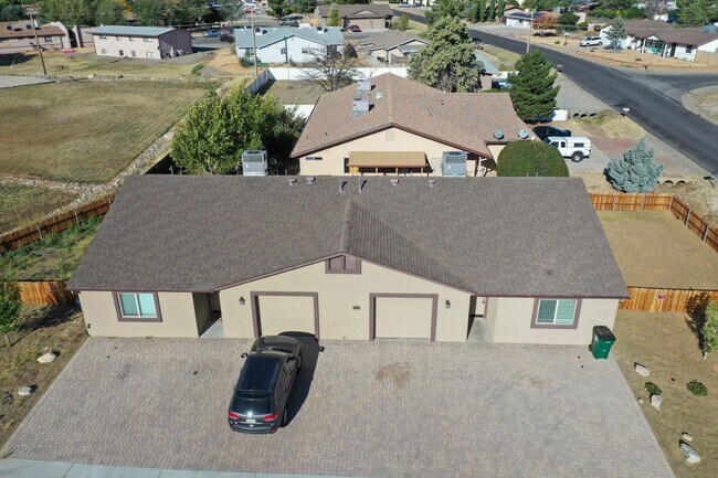 Building Photo - 3330 N Navajo Dr