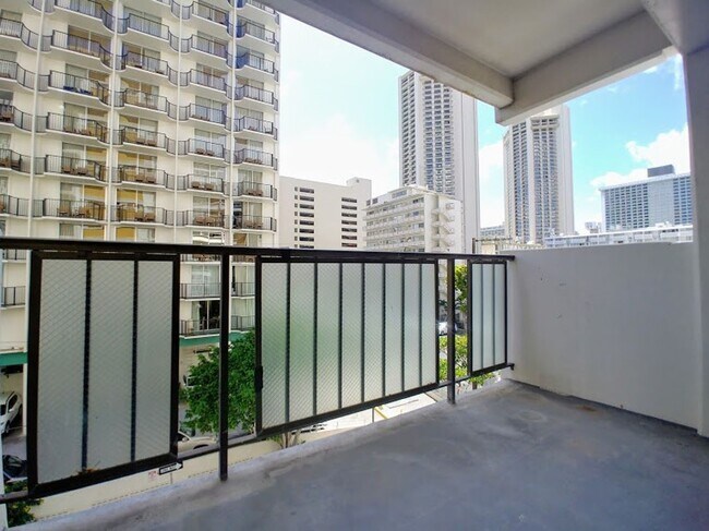 Building Photo - For Rent | Full Sized Studio, 1 Bathroom with City Views