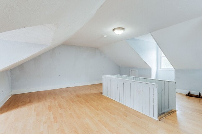 Building Photo - Available NOW - Spacious 6 Bedroom, 2 FULL Bath Home Located in South Side Slopes!