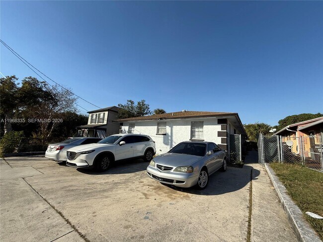 Building Photo - 817 5th St