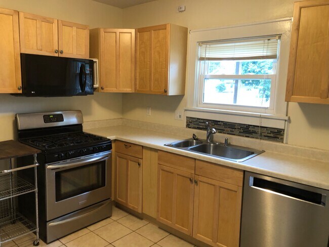 Building Photo - 2929 Davenport Ave