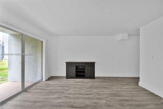 Building Photo - 9371 Fontainebleau Blvd