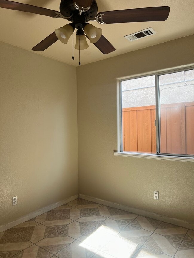 Building Photo - Lovely 3 bedroom 2 bath home in a great neighhborhood