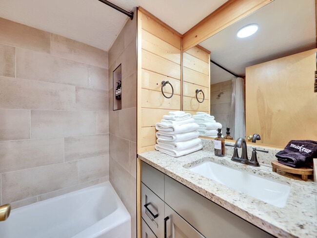 Building Photo - 656 Aspen Dr