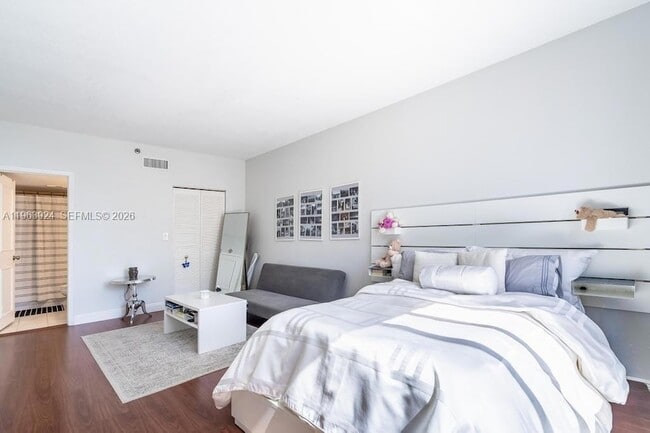 Building Photo - 540 Brickell Key Dr