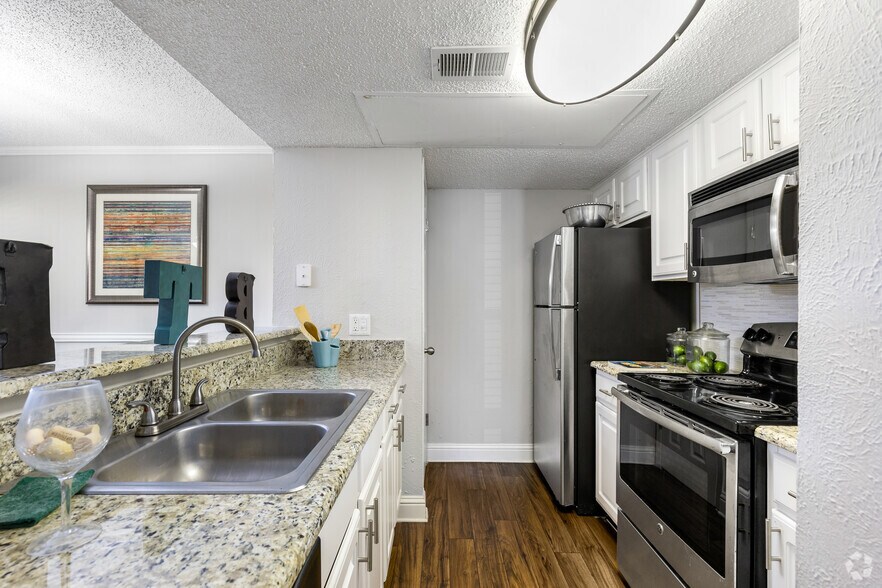 2BR, 2BA - 1,090SF - Kitchen - Bent Tree Park Apartments