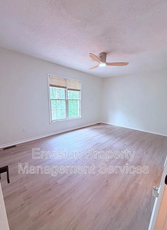 Building Photo - 702 Redland Dr