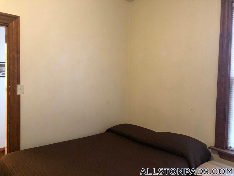 Building Photo - 36 Linden St