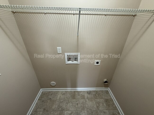 Building Photo - 2003 Chapel Park Ln