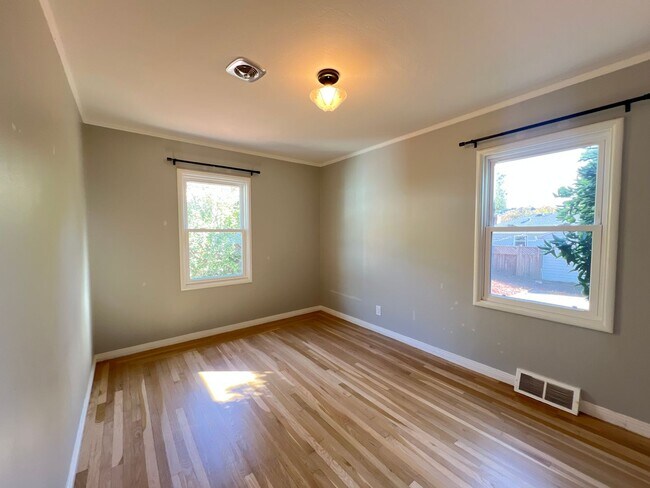 Building Photo - 2 Bedroom/1 Bath Available in Oakland!