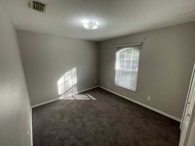 Building Photo - Spacious 3/2 in Quiet Neighborhood!