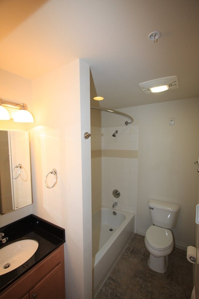Building Photo - Top Floor 2 Bedroom Condo!