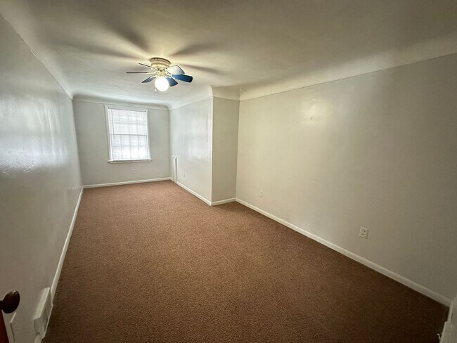 Building Photo - 1102 Napoleon Rd